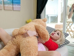 18 ans, Gros cul, Grosse bite, Sucer une bite, En levrette, Seins naturels, Adolescente, Nénés