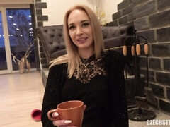Røv, Blondine, Pik sutte, Hundestilling, Give finger, Håndjob, Pov, Teenager