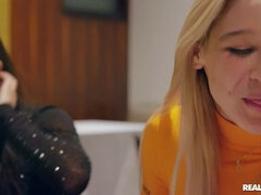 Anaal, Badkamer, Badpak, Bruinharig, Spijkerbroeken, Zoenen, Likken, Masturbatie