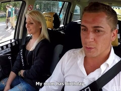 Culo grande, Rubia, Coche, Corridas, Penetracion con dedos, Besar, Lamidas, Madres para coger