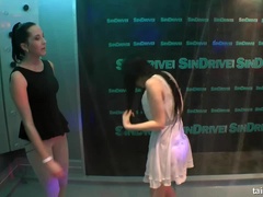 Poupée, Branlette thaïlandaise, Hard, Interracial, Lesbienne, Orgie, Echangistes, Mouillée