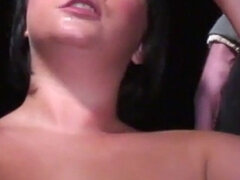 Tetas grandes, Británico, Morena, Madres para coger, Tetas naturales, Al aire libre, Trio, Tetas