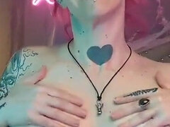 Enthousiasteling, Grote mammen, Vies praten, Dominante vrouw, Tatoeage