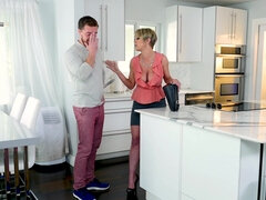 Velike joške, Blondinka, Hd, Pete, Kuhinja, Milf, Jahanje, Kratki lasje