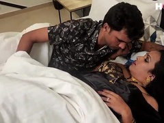 18 χρονον, Πίπα, Χύσιμο, Μαλακία με το δάχτυλο για γυναίκες, Γλείψιμο, Ώριμη γυναίκα, Φυσικά βυζιά, Μητριά