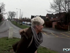 Store pupper, Blond, Hardcore, Utendørs, Pissing, Offentlig, Kort hår, Tattovering