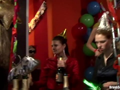 Brunette brune, Dansant, En levrette, Fétiche, Doigter, Jarretelles, Suçant, Echangistes