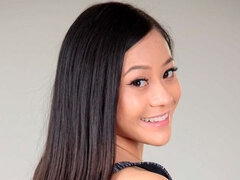 Asiatisk, Rumpa, Avsugning, Brunett, Doggystyle, Handjobb, Rakad, Tuttar