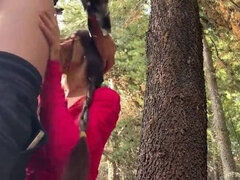 Sucer une bite, Brunette brune, Couple, Mignonne, En levrette, Public, Nénés, Mouillée