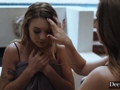 Gros seins, Blonde, Sucer une bite, Faciale, 2 femmes 1 homme, Groupe, Lingerie, Plan cul à trois
