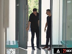 Rumpa, Stjärt mot mun, Stora tuttar, Avsugning, Sperma shot, Långt ner i halsen, Ansiktsbehandling, Trekant