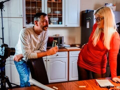 Blondína, Kuřba, Honění, Výprask, Milf  mčbp, Prirodzené prsia, Stockings, Stripping