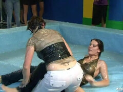 Tjejfajt, Våt, Brottning