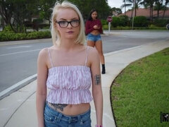 Stor røv, Blondine, Pik sutte, Pik, Sort, Briller, Pov, Offentlig