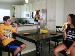 Tetas grandes, Mamada, Sexo duro, Hd, Cocina, Mamá, Tetas naturales, Hermanas