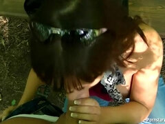 Grosser schwanz, Blasen, Braunhaarige, Spermaladung, Schwanz, Natürlichen titten, Im freien, Öffentlich