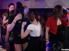 Ερασιτέχνης, Μεγάλος πούτσος, Πίπα, Ντυμένη, Σε στάση σκύλου στα τέσσερα, Ομάδα, Μαλακία, Όργιο