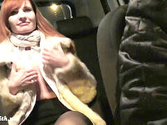 Jeny Smith strips naked in the back of a taxi