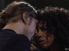 Noire, Brunette brune, Tir de sperme, Faciale, Interracial, Lingerie