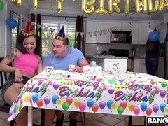 Ruskeahiuksinen, Suudella, Keittiö, Hame, Tatuointi, Teini