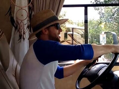 Veľké kozy, Blondína, Auto, Okuliare, Obrovský, Dospelé, Vonku, Kozičky