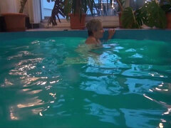 Kinderoppas, Vrouw, Masturbatie, Rijpe lesbienne, Biljart, Alleen, Onderwater, Vibrator