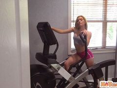 Kont, Blond, Pijpbeurt, Hondjeshouding, Vingeren, Sportzaal, Tiener, Tieten likken