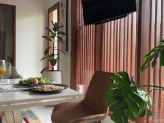 Veľký zadok, Bikini, Brunetka, Jedlo, Kuchyne, Mamina, Z pohľadu účastníka, Sólo