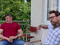 Iso perse, Isot tissit, Ruskeahiuksinen, Spermashotti, Käsihoito, Ulkona, Näkökulma pov, Kolmen kimppa