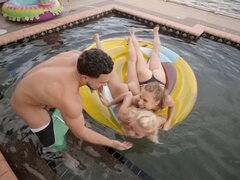 Κώλος, Μπικίνι, Τρελός, Πούτσος, Μουνί, Έφηβος, Τρίο, Βυζιά