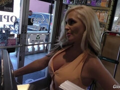 Gros seins, Blonde, Faciale, Trou de la gloire, Mère que j'aimerais baiser