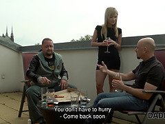 Mooi, Blond, Rondborstig, Daddy, Masturbatie, Kut duiken, Tatoeage, Trio