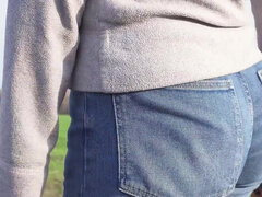 Leie, Arsch, Geile alte tussi, Europäisch, Jeans, Reif, Milf, Im freien