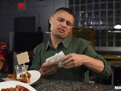 Rjavolaska, Busty, Varanje, Poljubljanje, Lezbijke, Piercing, Nogavice, Mokra