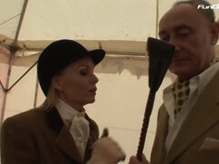 Reitlehrerin bekommt die Peitsche vom Stallburschen und muss schlucken