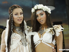 Nana, En gros plan de très près, En levrette, Doigter, Embrassement, Lesbienne, Léchez, Orgasme