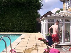 Wohlbeleibte schöne frauen, Grosse titten, Lecken, Milf, Im freien, Strumpfhose, Pool, Muschi