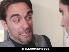 Μεγάλος πούτσος, Μελαχροινή, Βυζαρού, Χύσιμο, Σε στάση σκύλου στα τέσσερα, Σκληρό, Ώριμη γυναίκα, Καλσόν