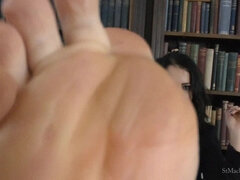 Britisk, Brunette, Universitet, Kvinde dominans, Fod fetish, Hæle, Sokker, Uniform