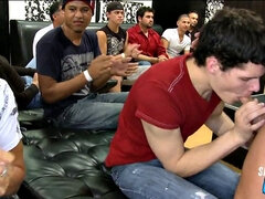 Amateur, Sucer une bite, Gorge profonde, Groupe, Public, Réalité, Tatouage, Voyeur