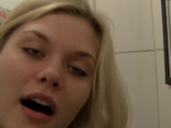 Garce, Blonde, Sucer une bite, Éjaculer dans la bouche, Masturbation, Public, Maigrichonne, Toilettes