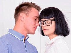 Enthousiasteling, Grote lul, Bruinharig, Hondjeshouding, Natuurlijke tieten, Schoolmeisje, Tiener, Tieten likken