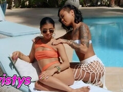 Musta, Blondi, Sormetus, Latinankieli, Lesbo, Pienikokoinen, Teini, Tissit