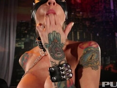 Μεγάλα βυζιά, Ξανθιά, Χύσιμο, Σε στάση σκύλου στα τέσσερα, Σκληρό, Ώριμη γυναίκα, Κοκκαλιάρης, Τατουάζ