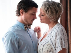 Velký zadek, Blondýna, Honění, Líbání, Milf žcbp, Krátké vlasy, Odstraňování, Tetování