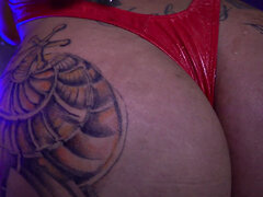 Gros cul, Gros seins, Sucer une bite, En levrette, Doigter, Transsexuelle, Tatouage, String