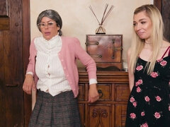 Tetas grandes, Morena, Penetracion con dedos, Lesbiana, Lamidas, Madres para coger, Mamá, Coño