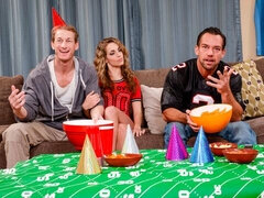 Μεγάλος πούτσος, Πίπα, Σε στάση σκύλου στα τέσσερα, Φυσικά βυζιά, Μικρούλης, Κοντά μαλλιά, Έφηβος, Βυζιά