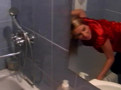 Salle de bains, Grosse bite, Sucer une bite, Habillées, Femelle, Lingerie, Seins naturels, Mouillée