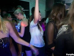 Grosse bite, Gros seins, Sucer une bite, Habillées, Embrassement, Fumer, Suçant, Nénés